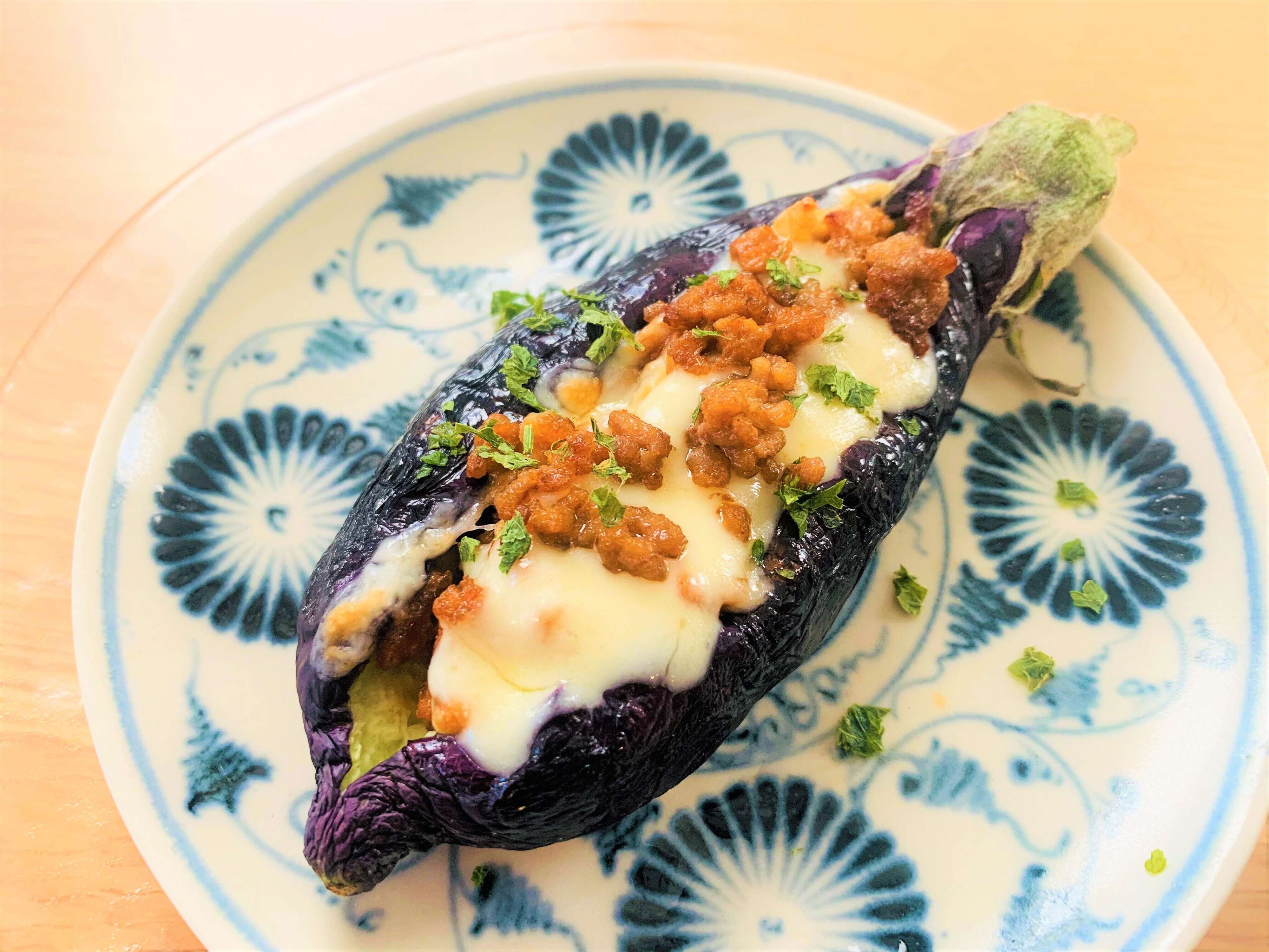 ジューシーなトロトロなすが絶品！なすボートミートピザでお手軽おつまみレシピ