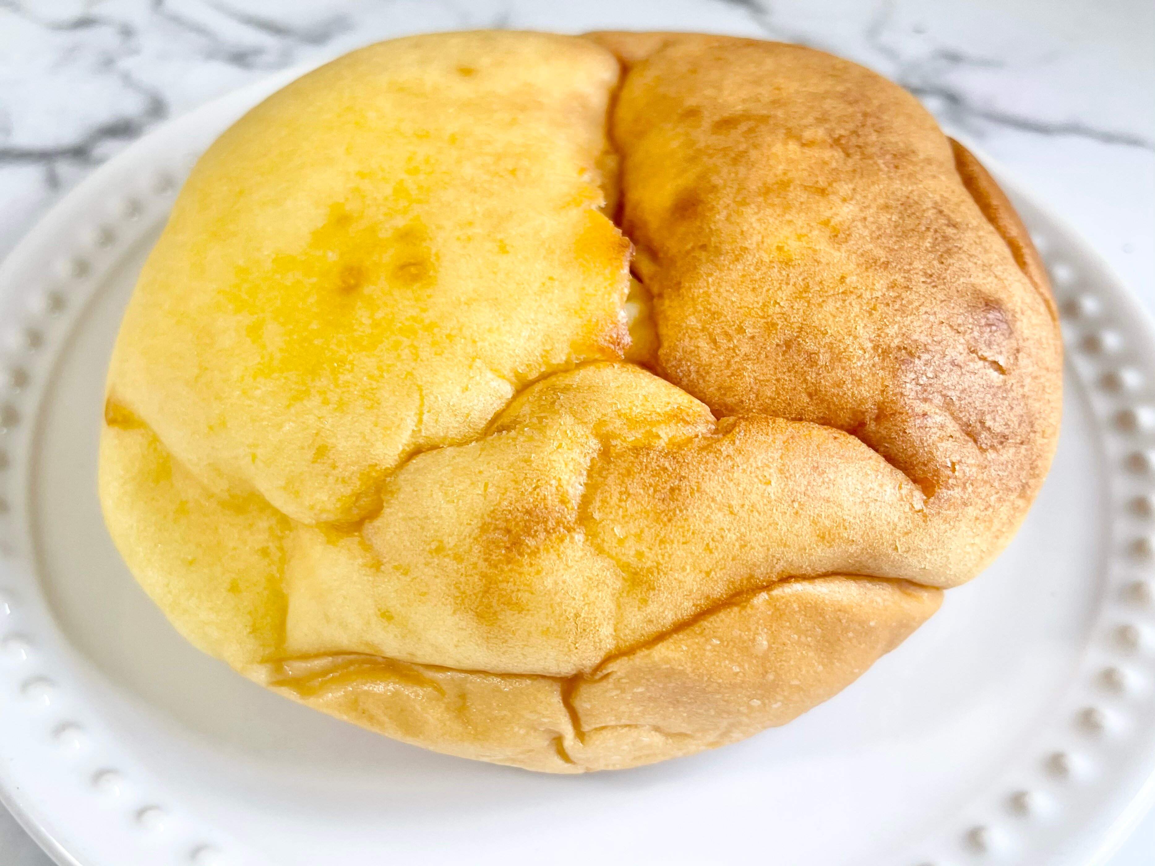 【ファミマ】「いつもの〇〇みたいなやつ…じゃない!?」一度食べたらやみつきに。ふわっふわ食感＆クリームとろ～にやられた！