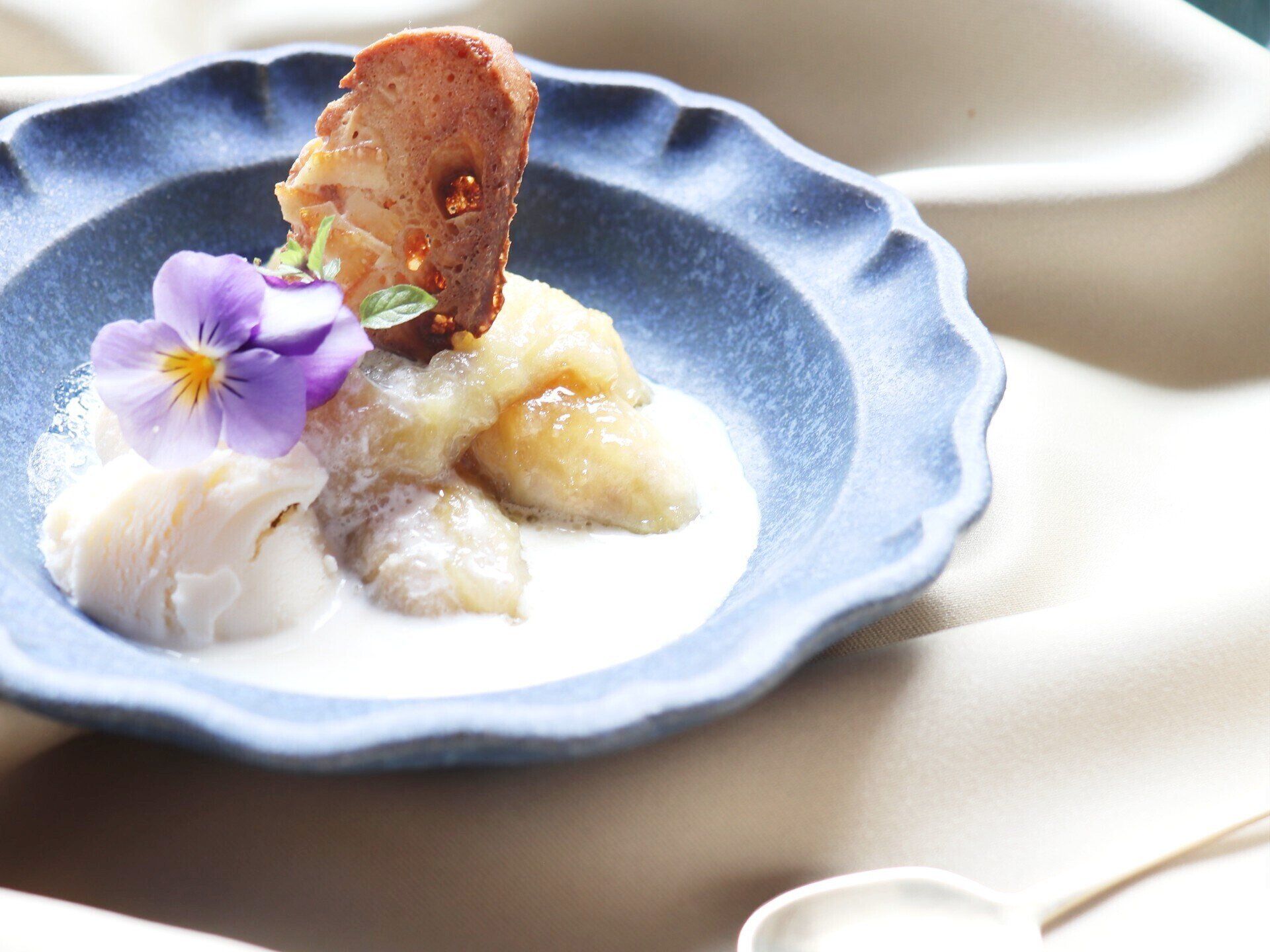 余ったバナナがここまで簡単におしゃれに変身するなんて！バナナのキャラメリゼでおうちカフェはいかが？