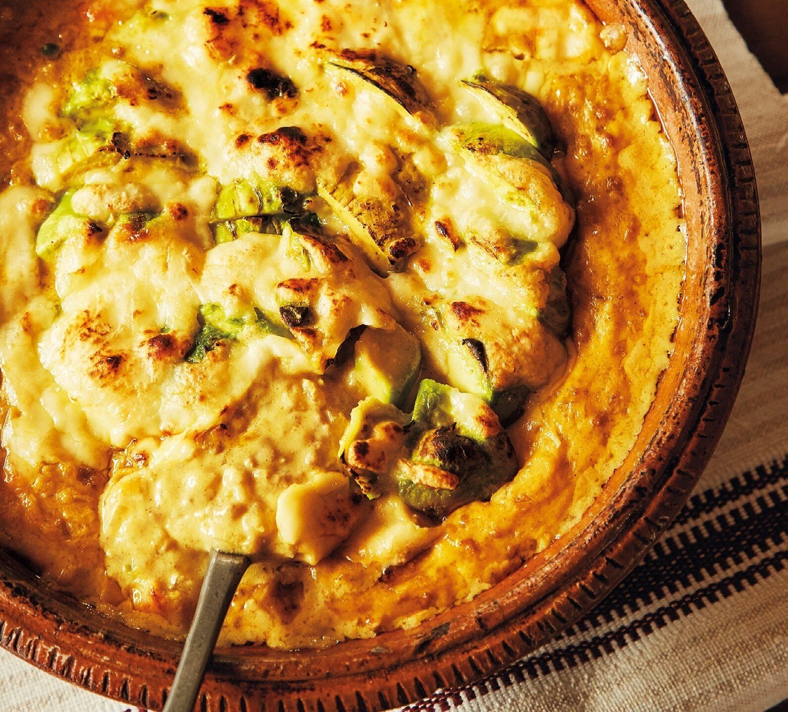 クリーミーな食感が最高！ひき肉とアボカドのカレーグラタン