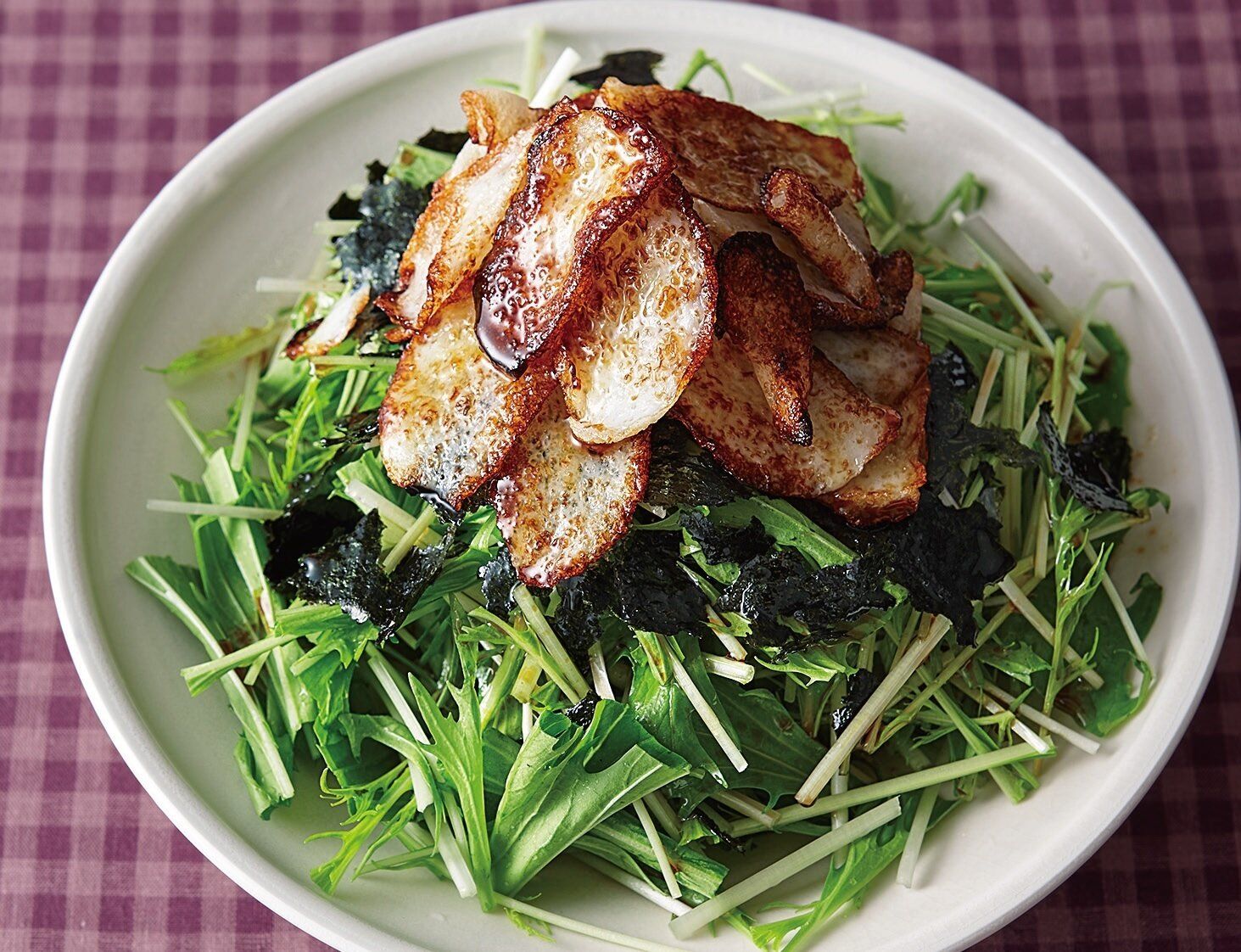 揚げ焼きにしたかまぼことのりと水菜をモリモリ♪揚げかまサラダ