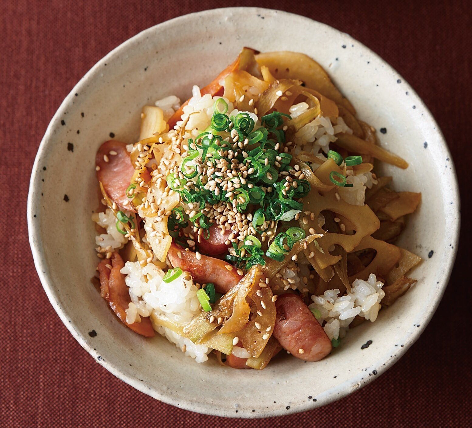 根菜との組み合わせはくせになりそう！ソーセージと根菜の混ぜご飯