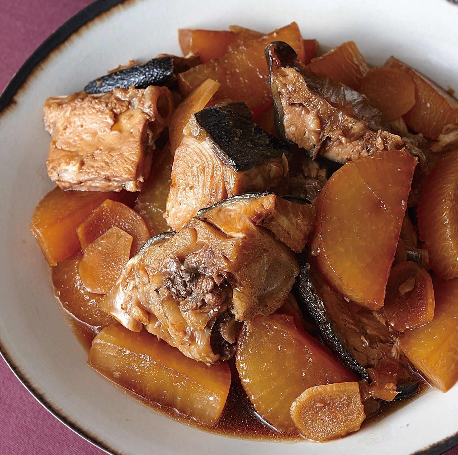 ぶりと甘辛しょうゆのしみた大根は寒い日に食べたくなる！ぶり大根