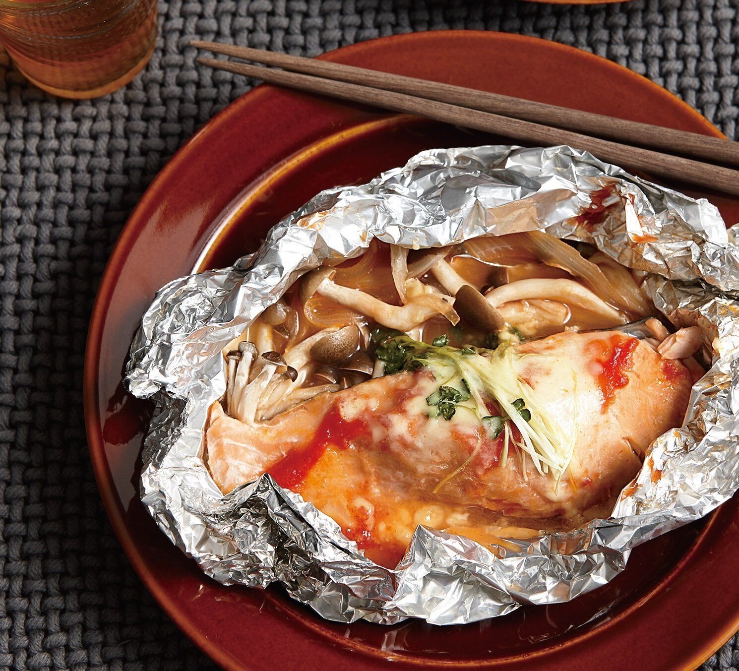 食べ応えがあり、繰り返し作りたいおかず！鮭のピザ風ホイル焼き