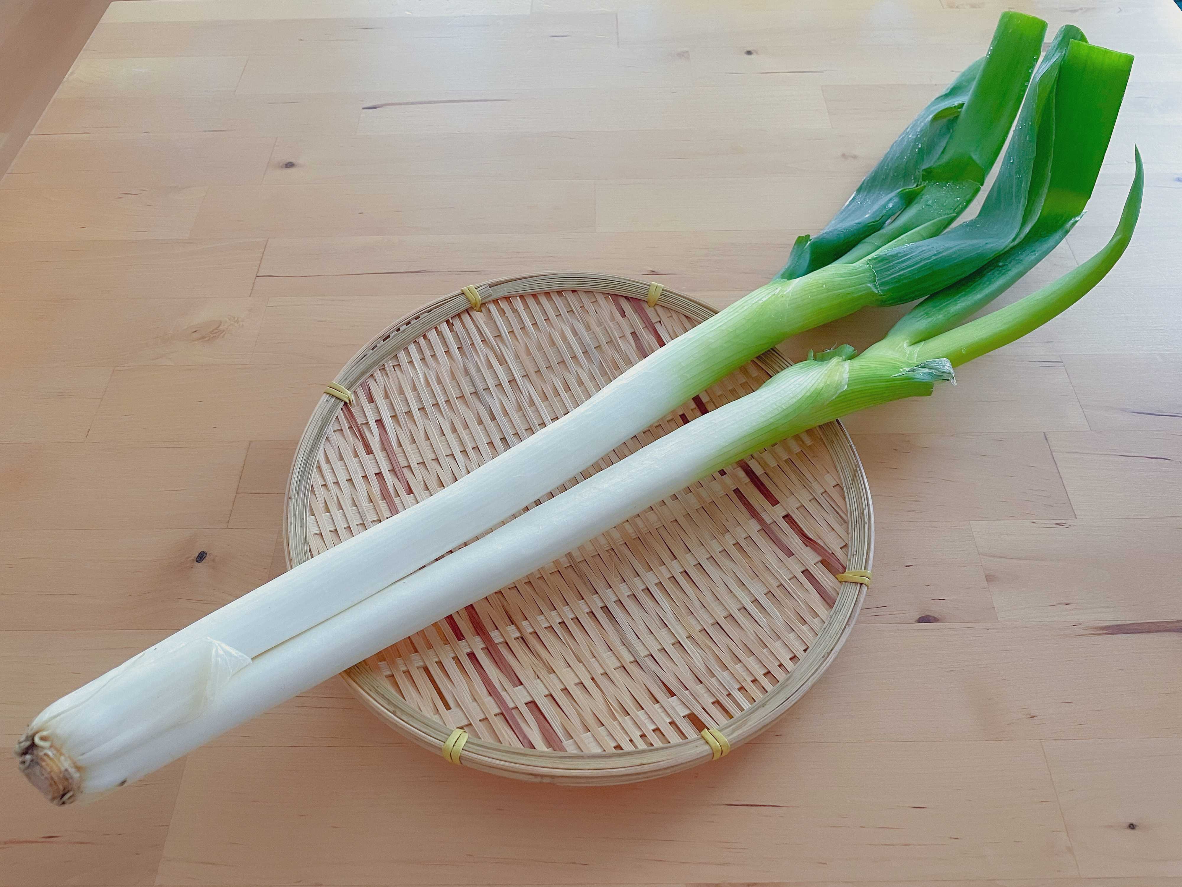 じつは長ねぎはスーパーで買ったまま保存するのはNG!?意外と知らない正しい保存方法