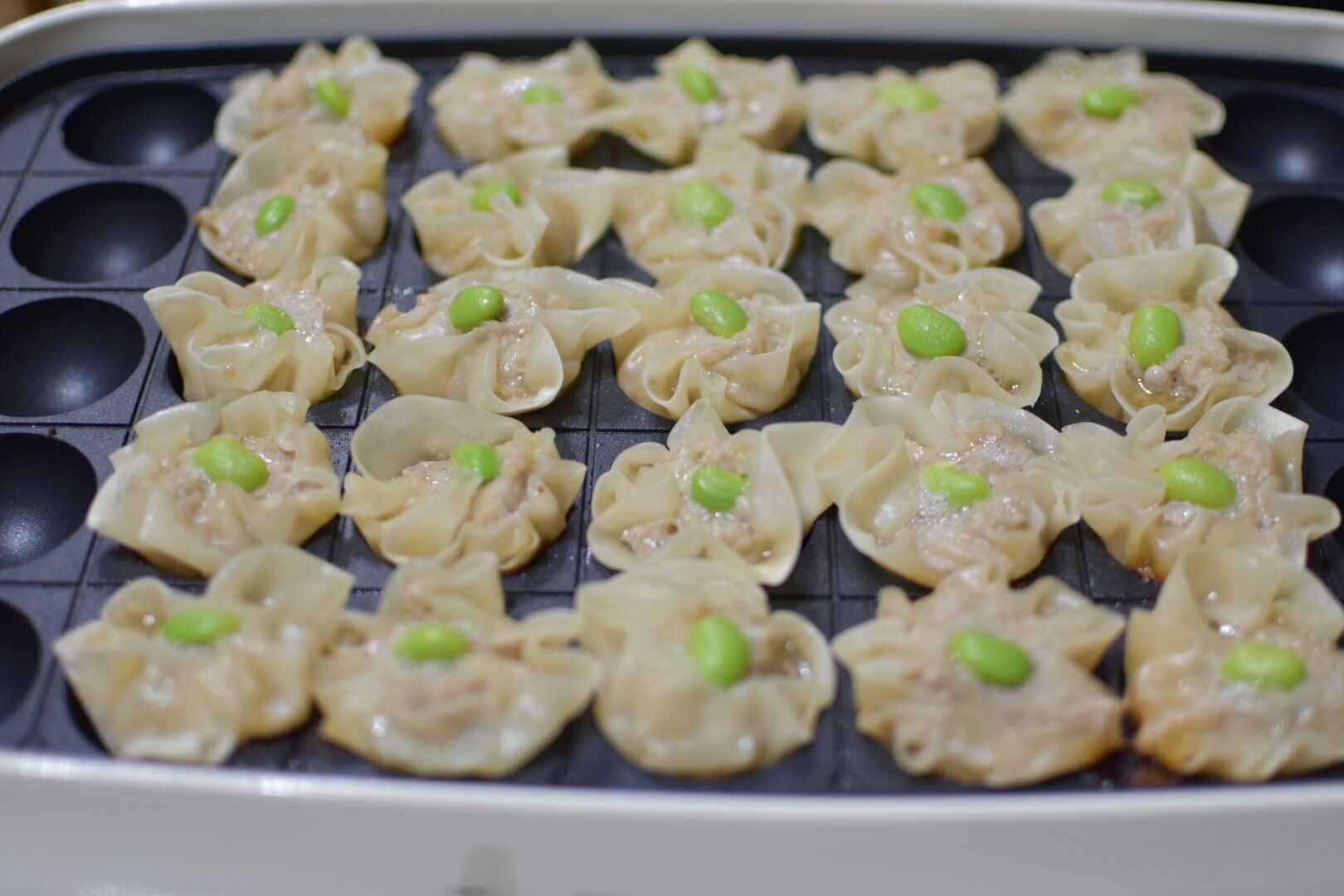 【管理栄養士レシピ】おうち時間用に買った「たこ焼き器」を活用しよう！コツ要らずでおいしいお手軽シュウマイ