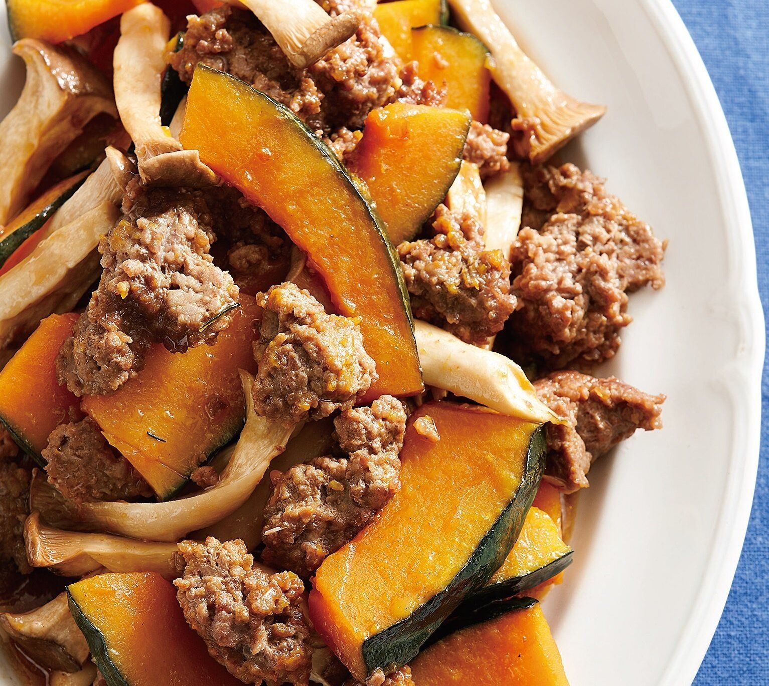 味つけはしょうゆとソース！ひき肉とかぼちゃのほったらかしソース蒸し