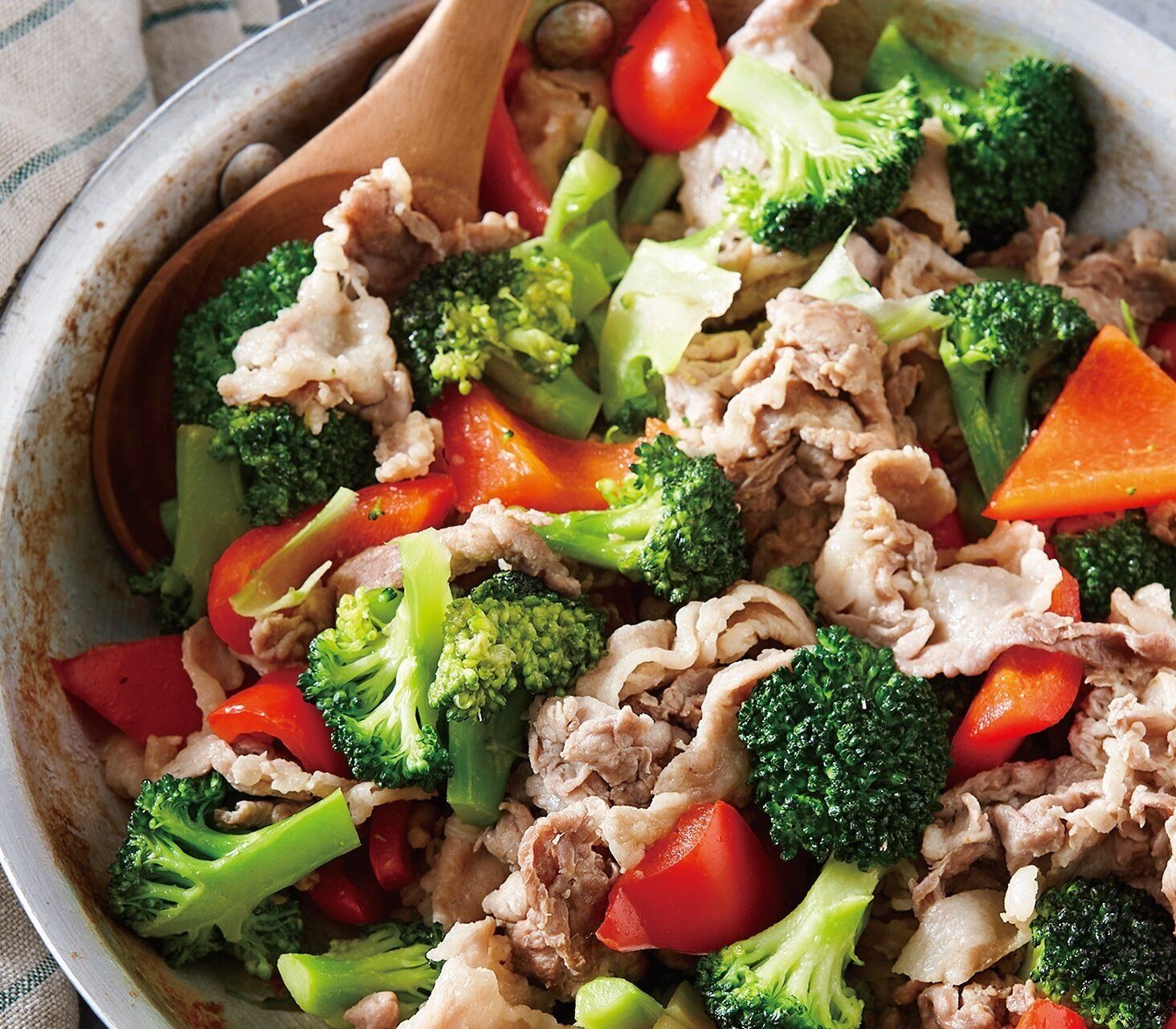 野菜と豚肉がバターじょうゆでまとまる！豚こまと野菜の一気炒め