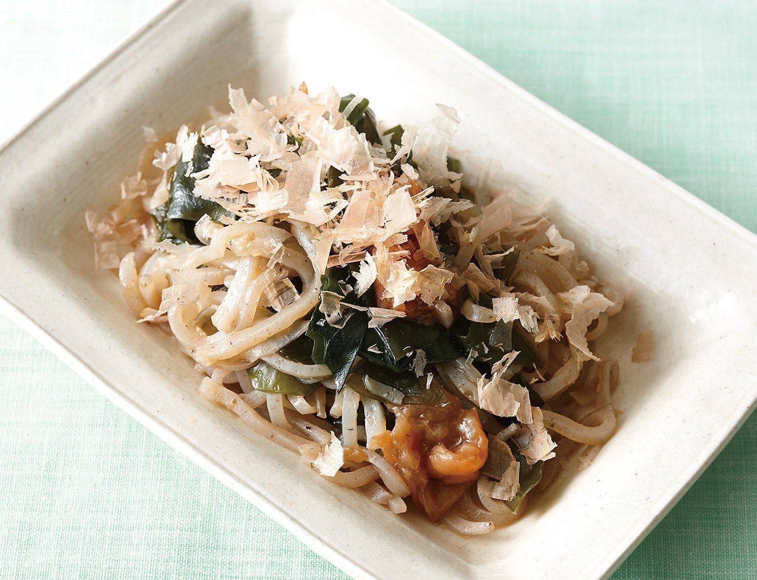 ご飯の進むおかずになる！わかめと糸こんにゃくの梅おかか炒め