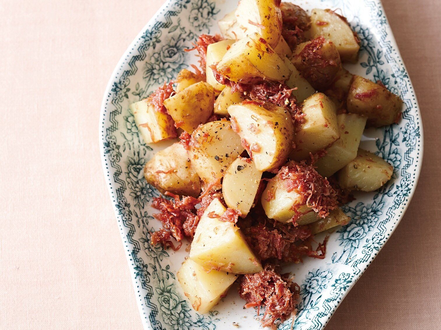 塩けとうまみのあるコンビーフと炒めて◎新じゃがのコンビーフ炒め