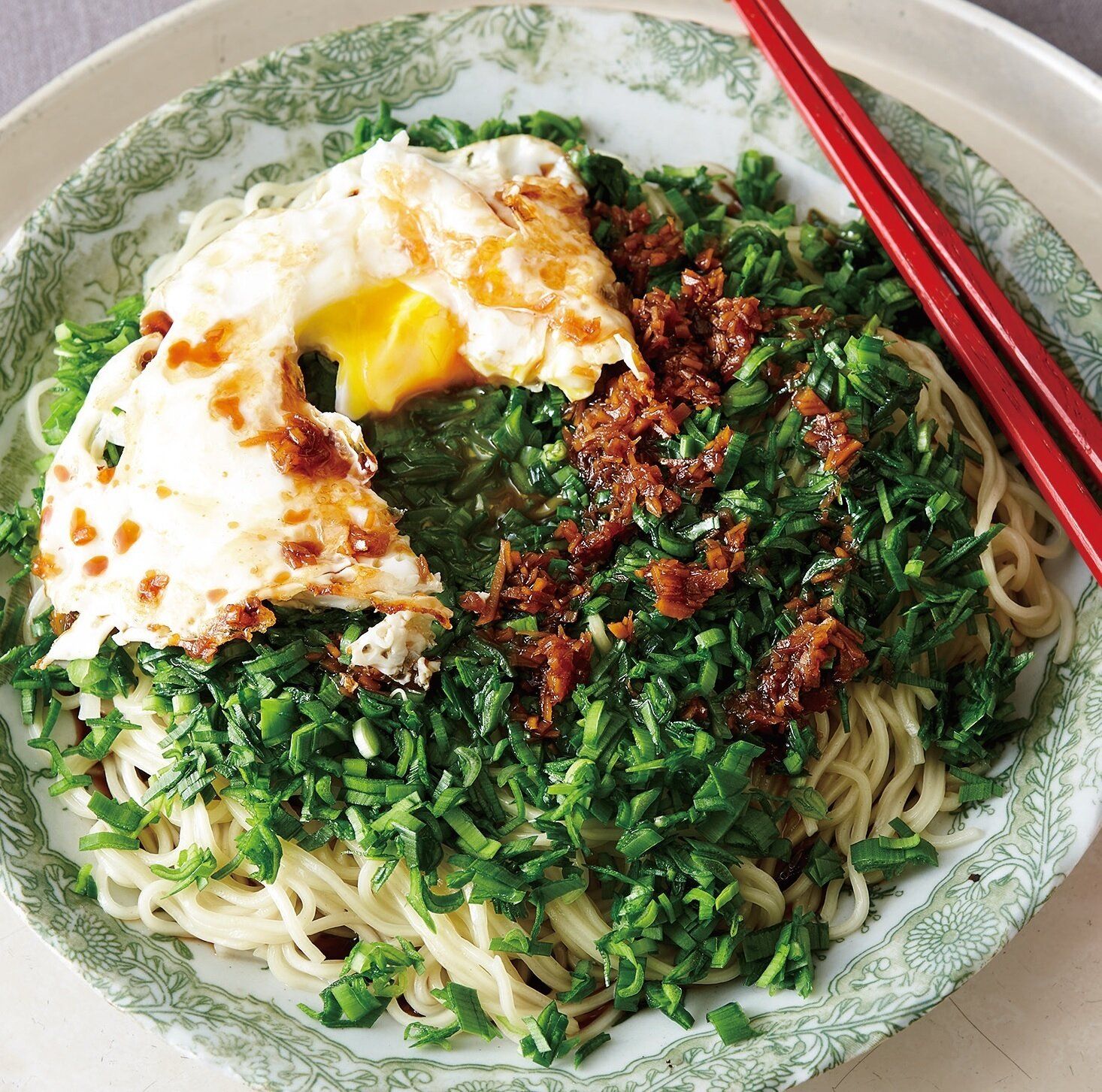 熱～いたれをジャッとかけると激うま！にらあえ麺 卵のっけ