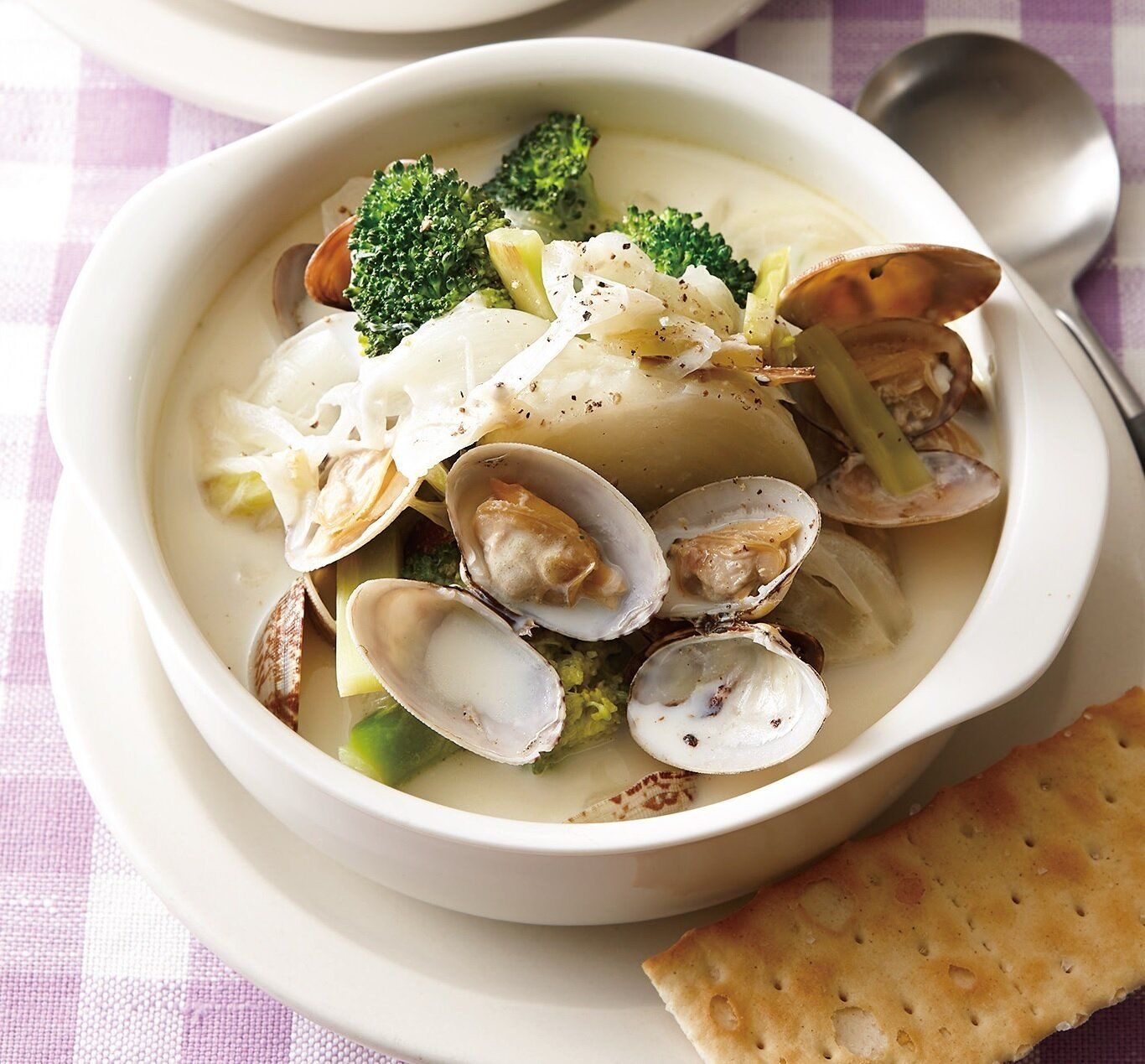 あさりのうまみと野菜の甘みがリッチ♪野菜たっぷりクラムチャウダー