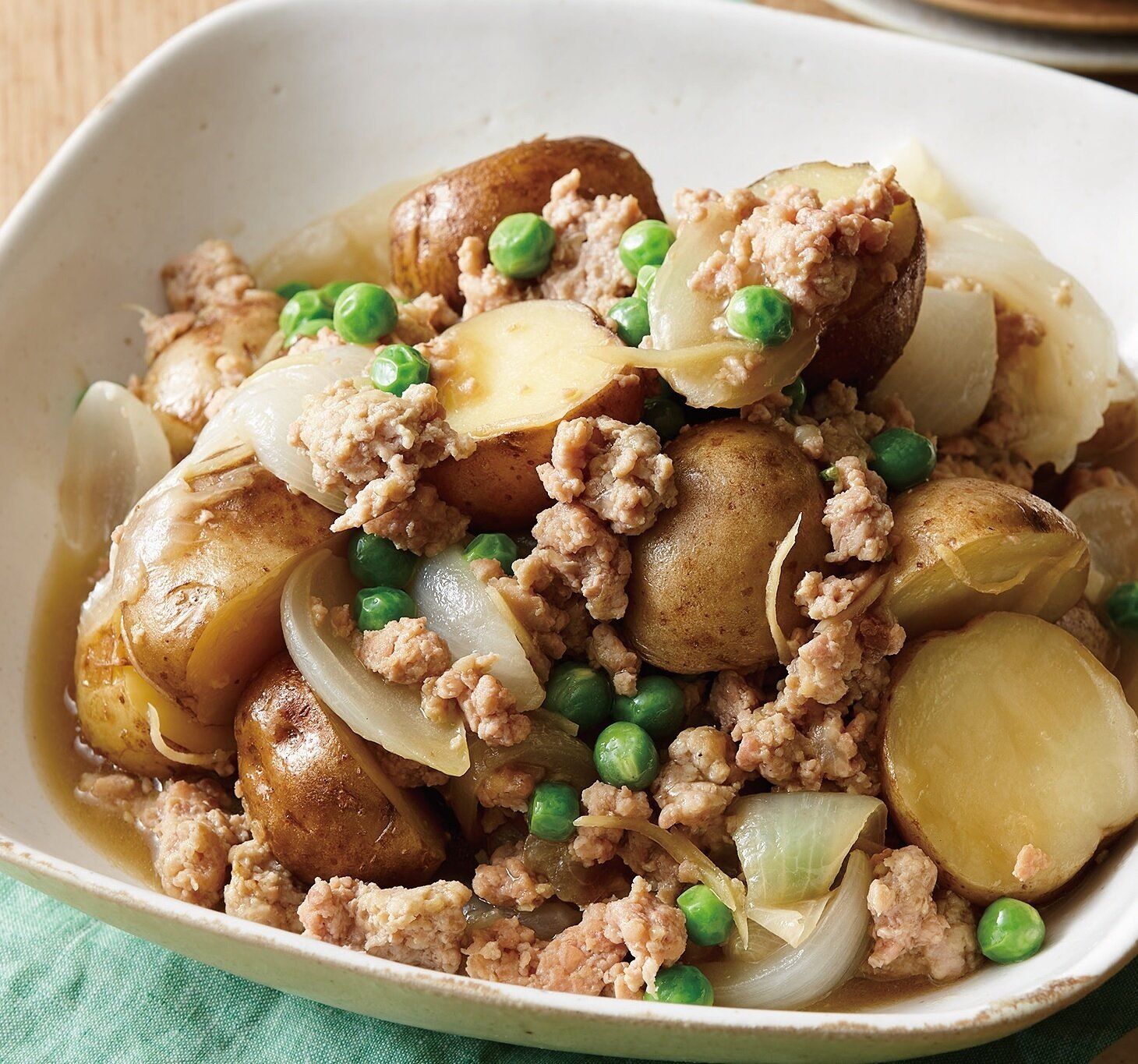 新じゃがとグリーンピースのコンビ♪ひき肉と春野菜の炒め煮