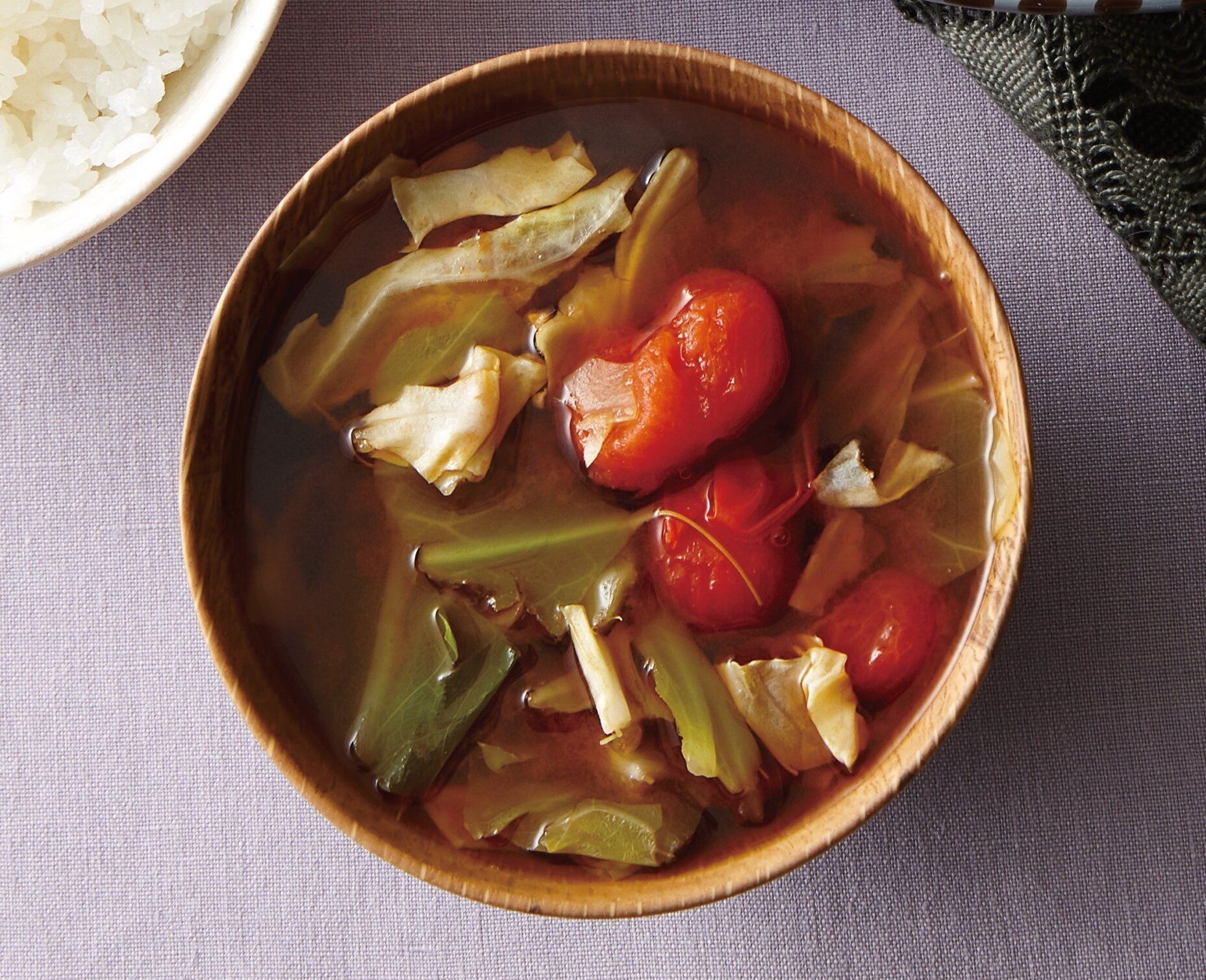 包丁いらずでできる♪ちぎりキャベツとミニトマトのみそ汁