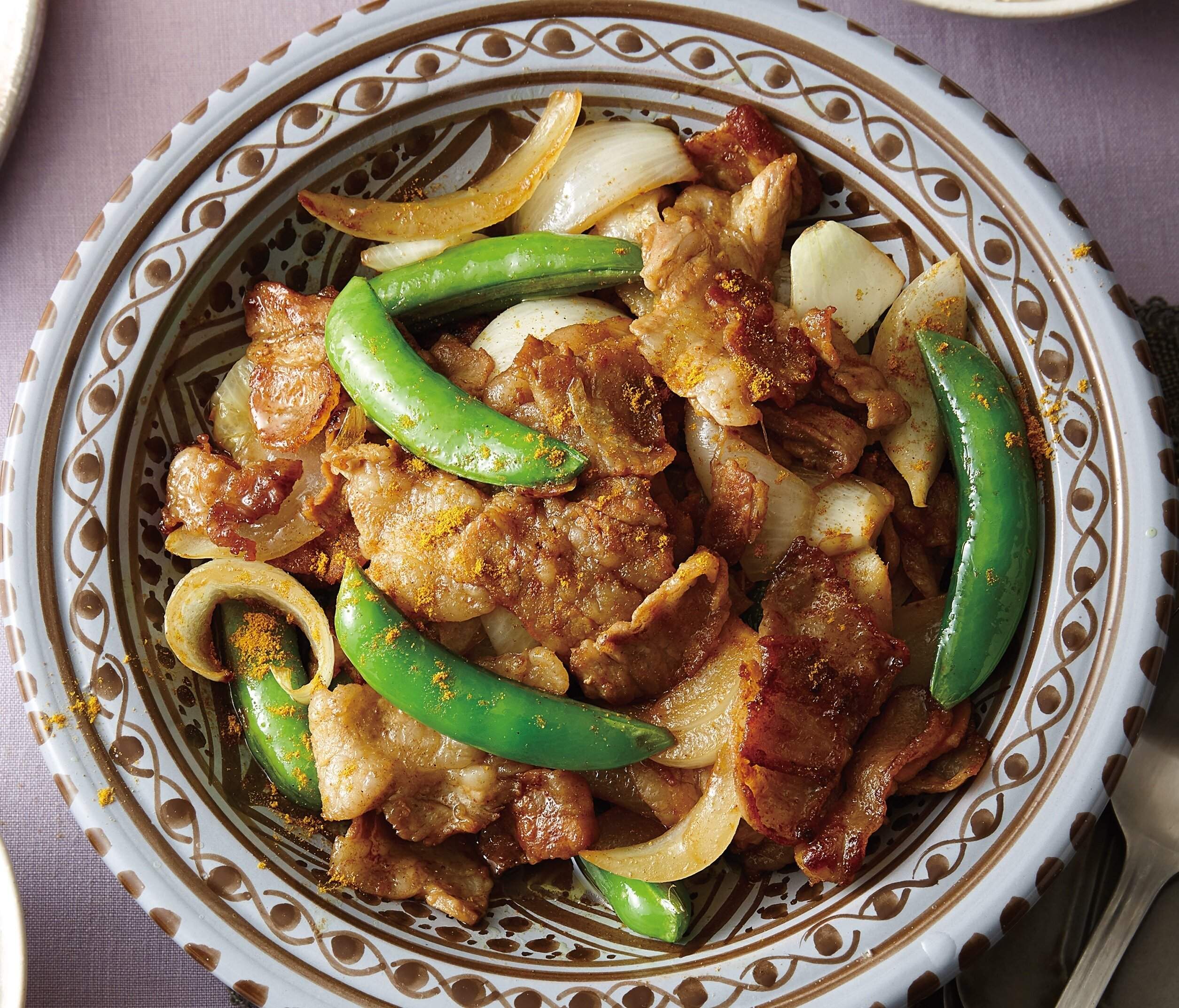 ふたをしてさっと蒸し焼き！豚バラ肉とスナップえんどうのカレー炒め