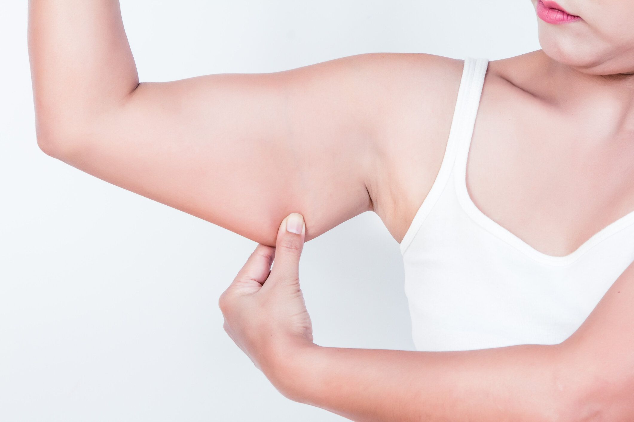 家で簡単にできる！「手のひらクルクル」30秒×3セットで二の腕すっきりエクササイズ