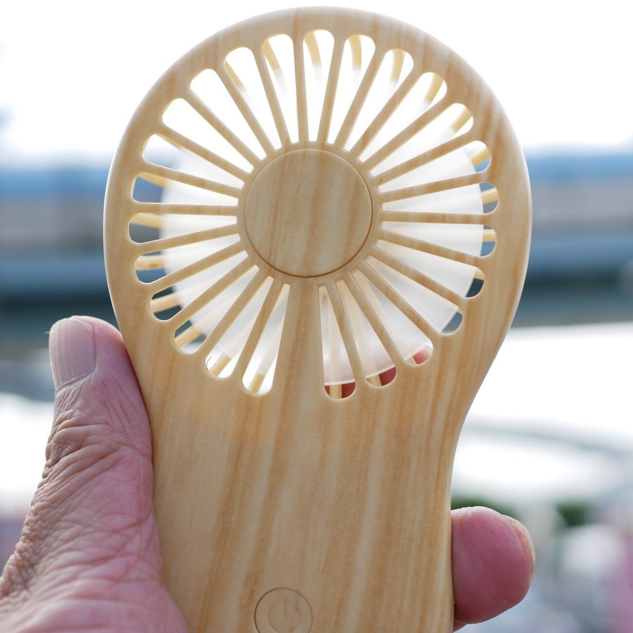 真夏の熱中症対策にひとつは持っておきたいダイソーの「ハンディファン」