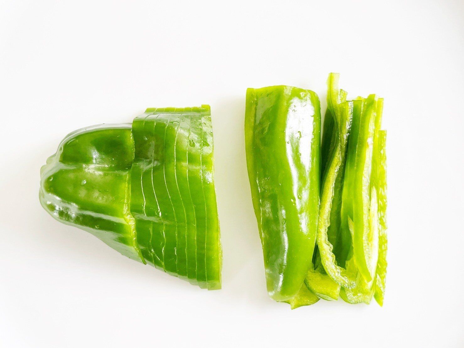 ピーマンを細切りにするとき””縦切り”と”横切り”…どう使い分けてる？