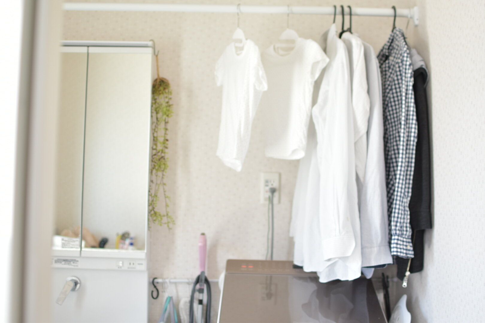 洗濯は外干しをやめて大正解！ハンガー収納で家事の負担が減りました
