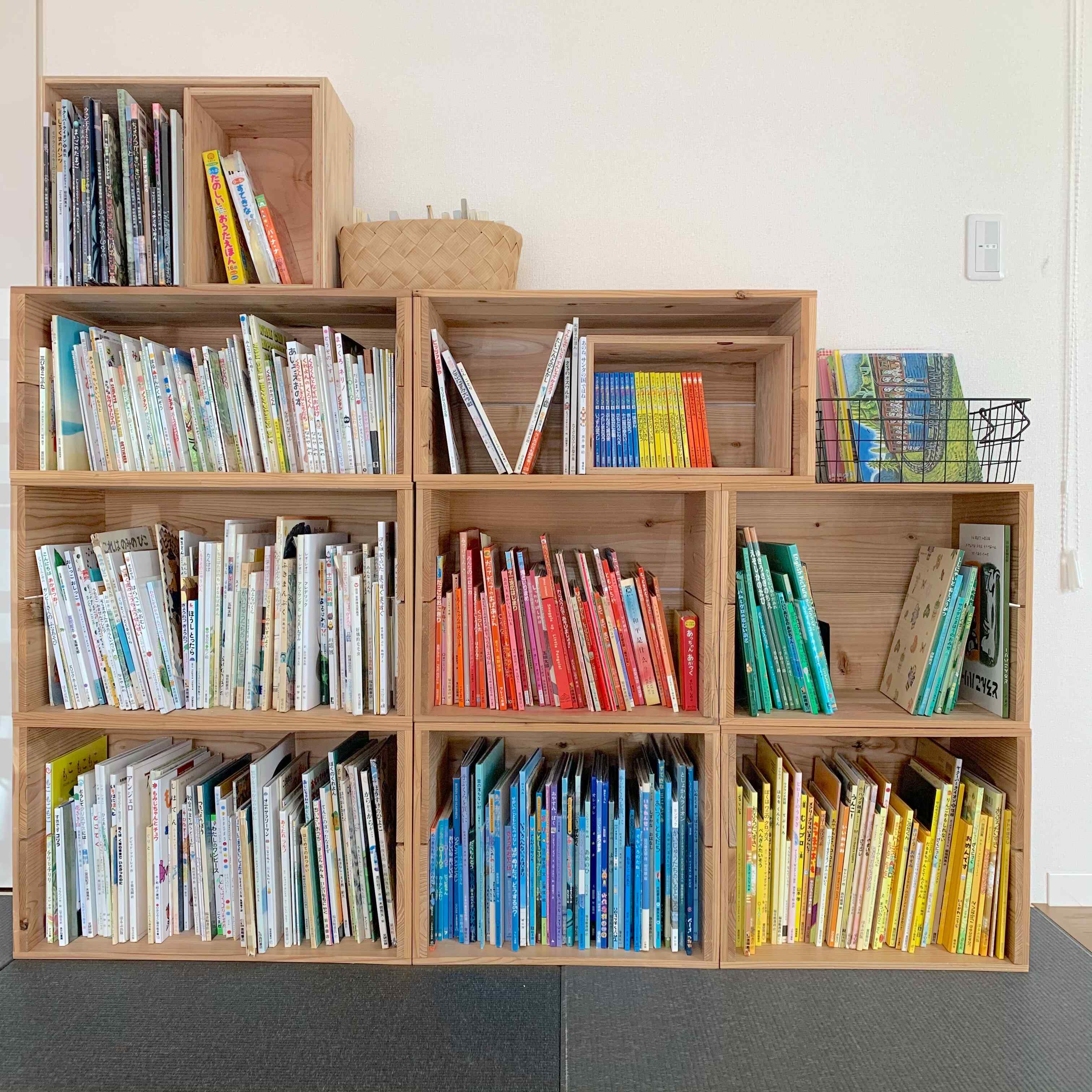 「たくさん本を読んでほしい！でも片づけてほしい…」悩み続けた結果、散らかる理由が判明！パッと片付く絵本の収納ポイント3つ