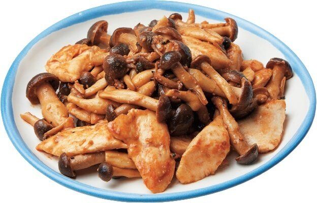すりごまのこくが加わり新鮮！鶏胸肉としめじの炒めもの