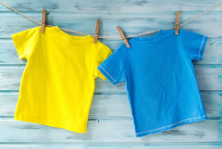 表向きと裏返し、どっちで干すのが正解？Tシャツを洗濯するときのNG事項