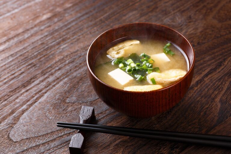 【管理栄養士監修】「味噌汁」のカロリーは高い？炭水化物量と食べる際のポイントを紹介