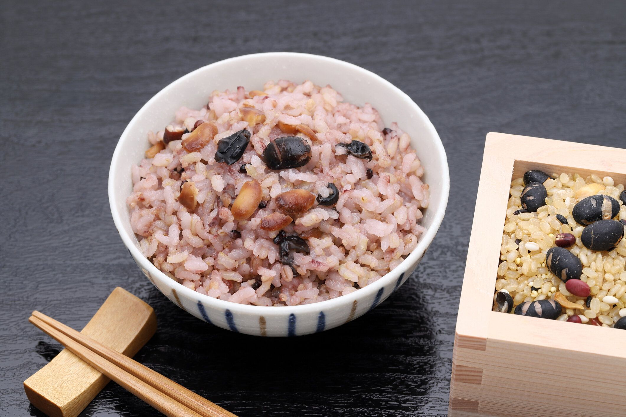 【管理栄養士監修】「赤飯」は太りやすい？気になるカロリーと炭水化物量まとめ