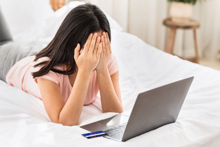 知らないうちに被害者に!?消費者を惑わす「ダークパターン」の手口と対策を知っておこう
