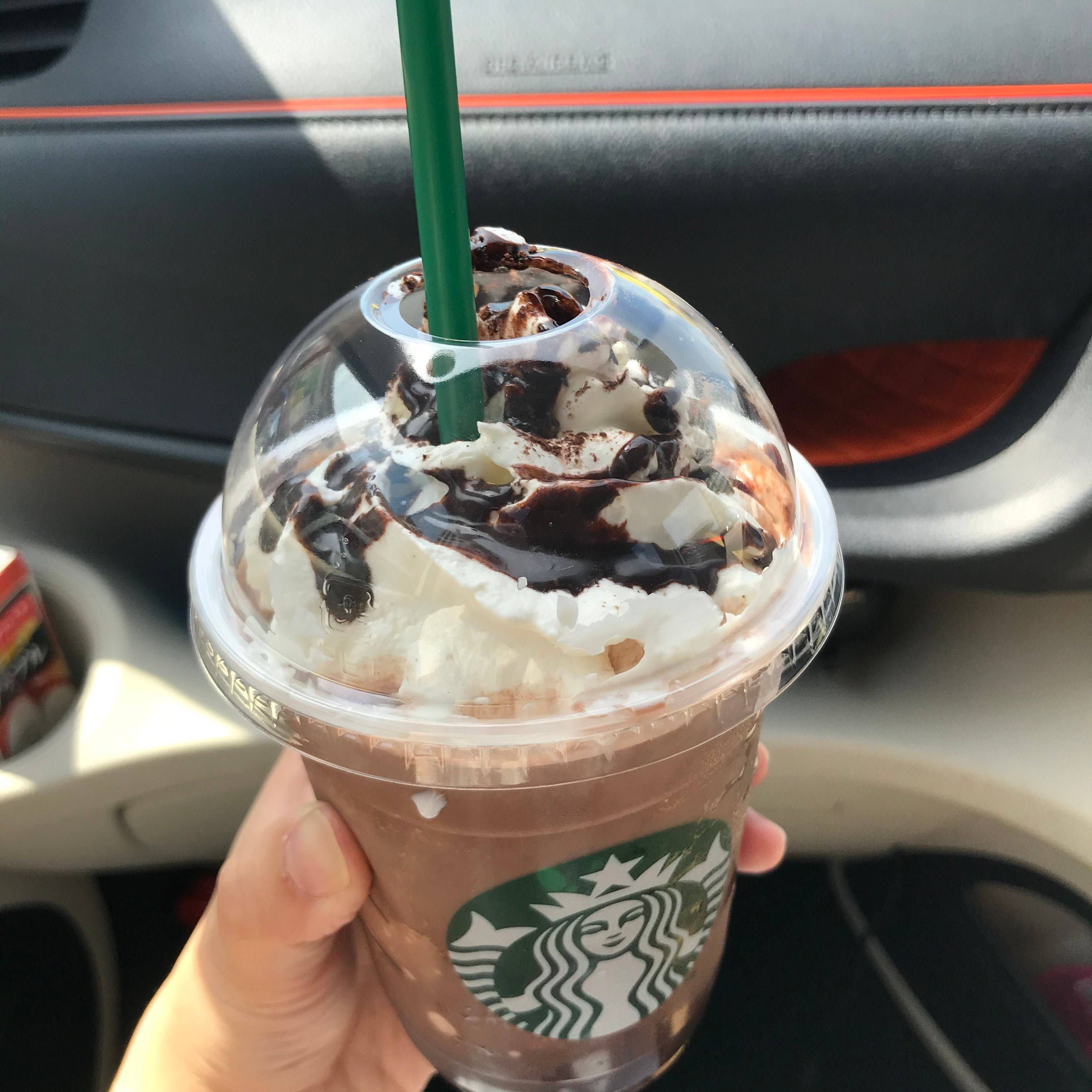 【スタバ】予告なしでゲリラ的に新作登場！「チョコレートティーケーキフラペチーノ」はなくなり次第終了！