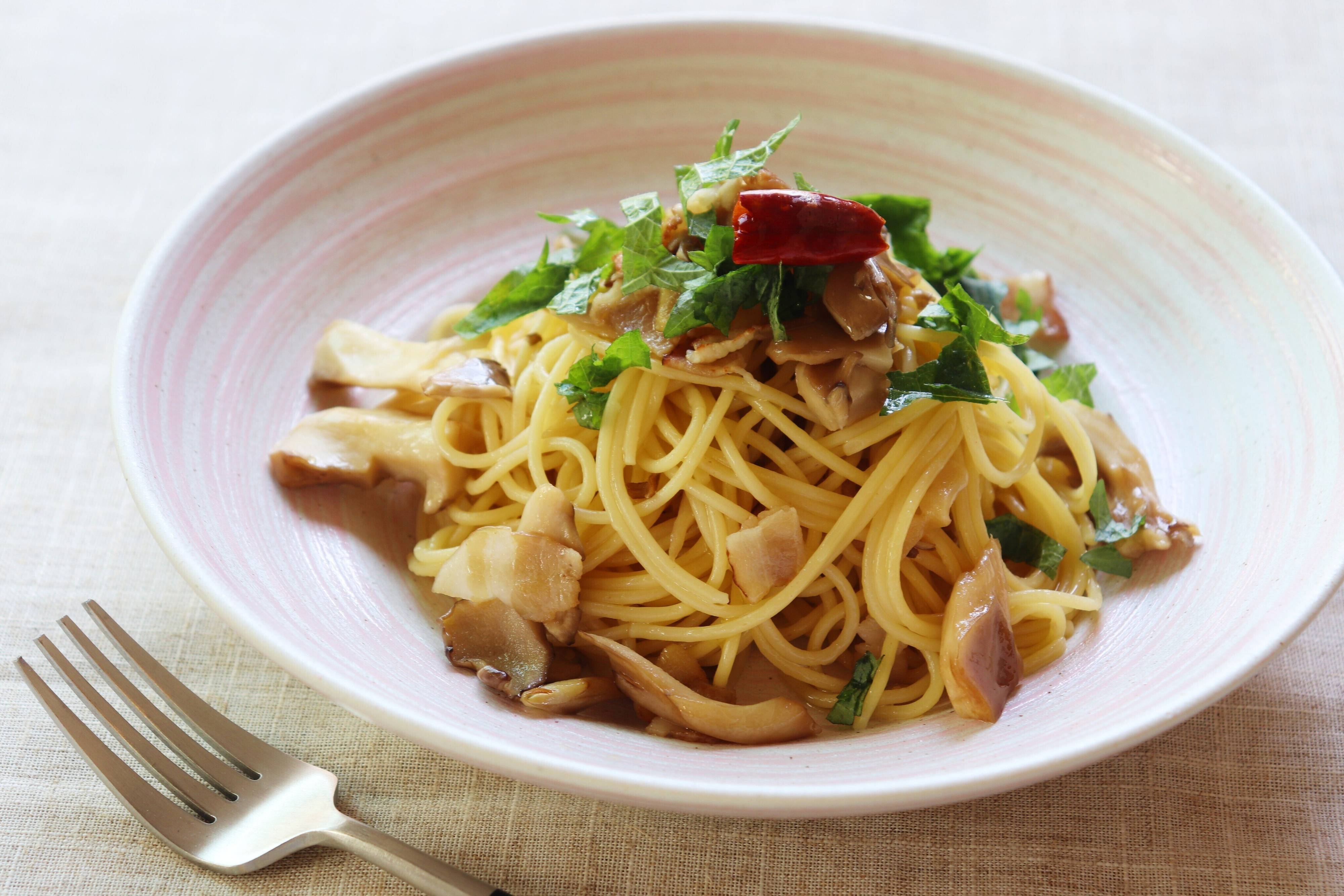 【帰宅後15分で完成】麺つゆで簡単！舞茸とベーコンの和風パスタ