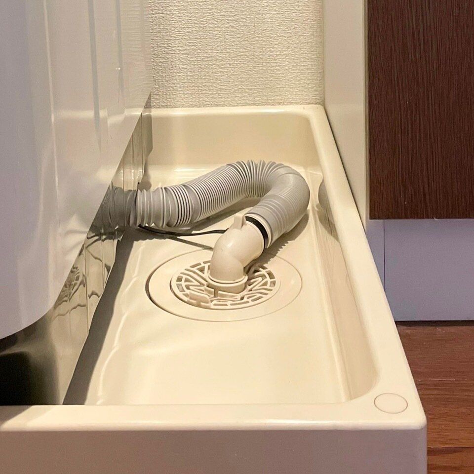 たった2つの材料で防水パンの隙間が掃除も楽な収納スペースに変身！