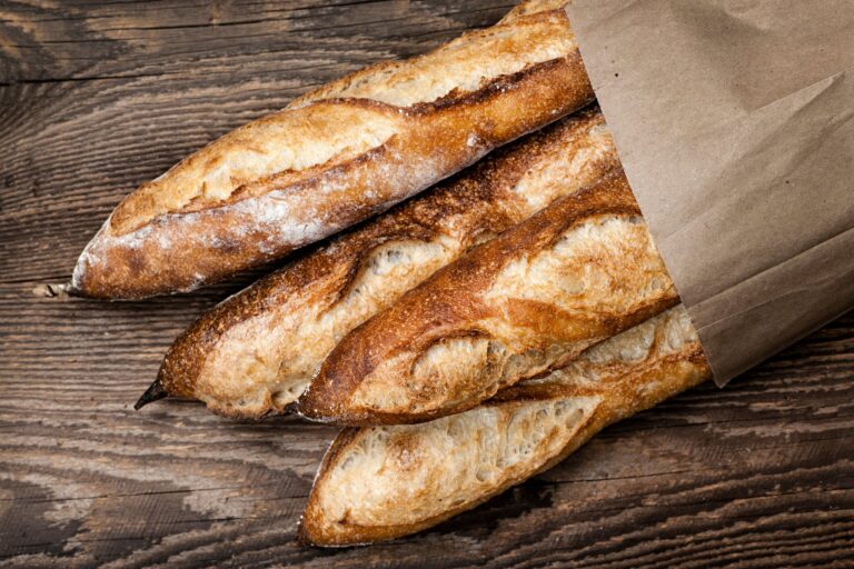 【管理栄養士監修】「フランスパン」は太りやすい？気になるカロリーと炭水化物量まとめ