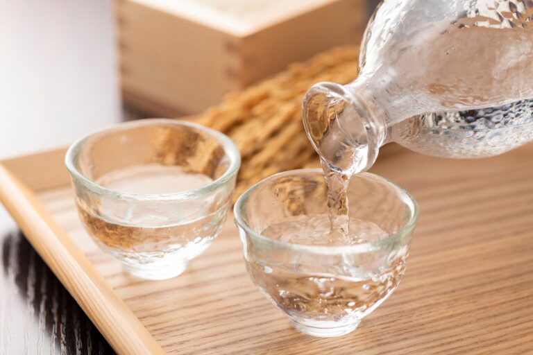 【管理栄養士監修】「日本酒」のカロリーは高い？炭水化物量と飲むときのポイントを紹介