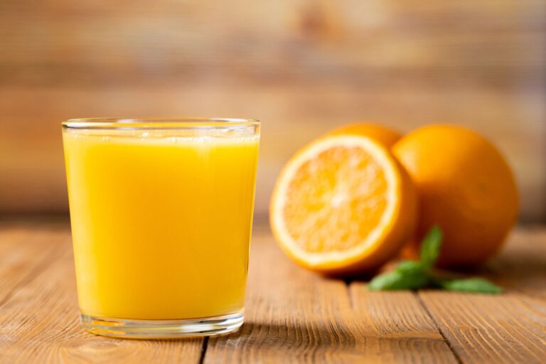 【管理栄養士監修】気になる「オレンジジュース」のカロリーや炭水化物量とは？飲む際に押さえるべきポイントを紹介