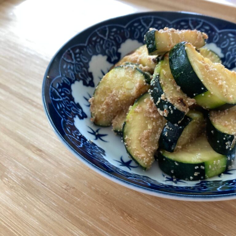 【5分で完成！】プチプチ食感がおいしすぎる…！お箸が止まらなくなる夏野菜ズッキーニの明太ソテー