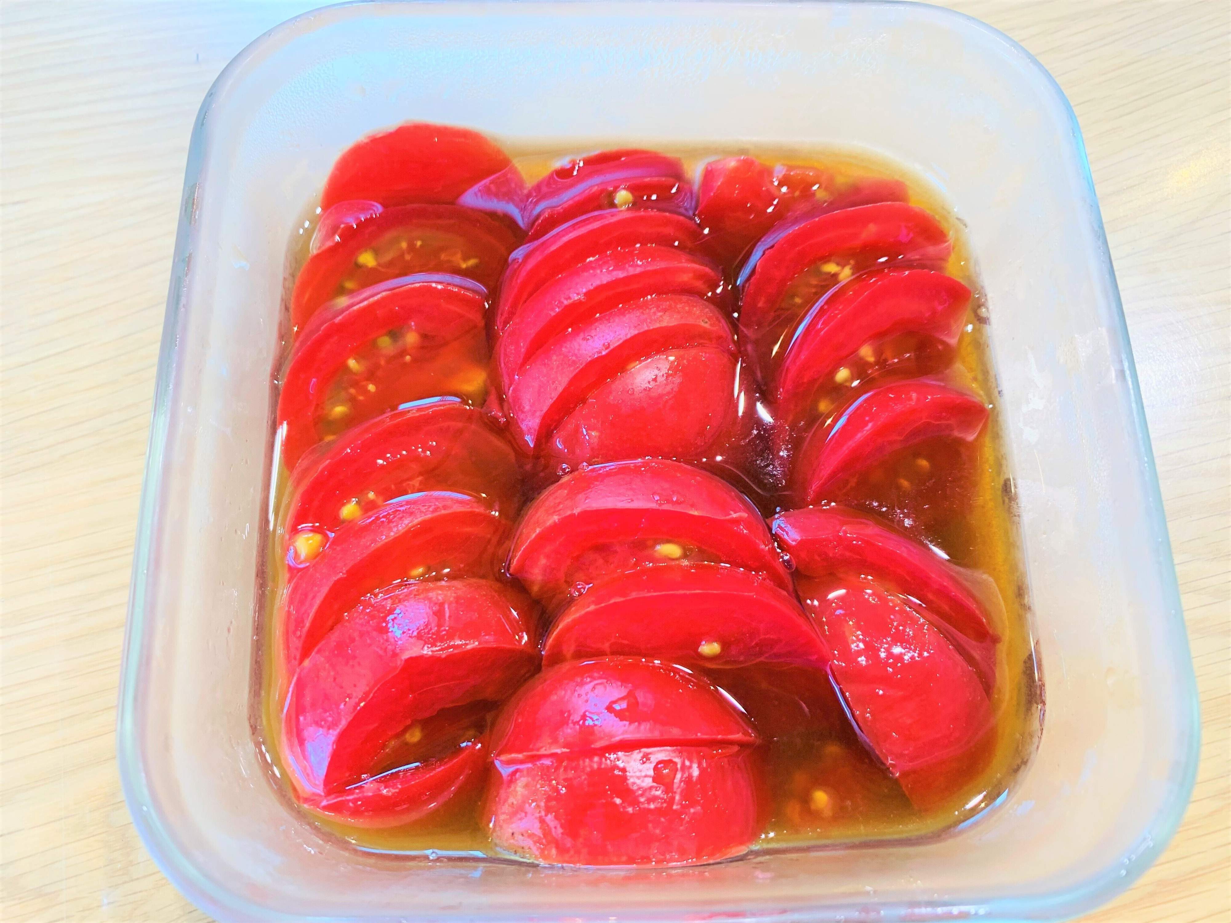 【材料3つを切って漬けるだけ】はちみつが決め手！アレンジ自在のトマトの作り置きレシピ