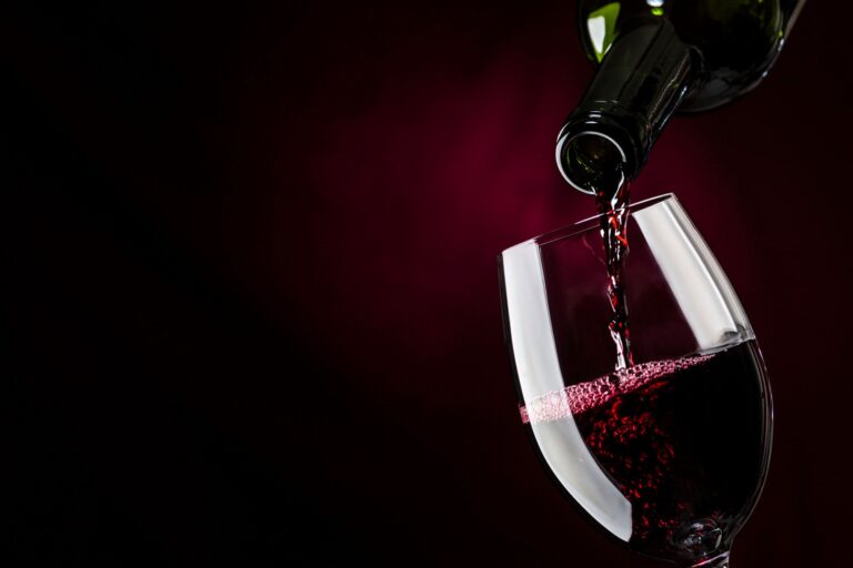 【管理栄養士監修】「ワイン」のカロリーは高い？炭水化物量と飲むときのコツを紹介