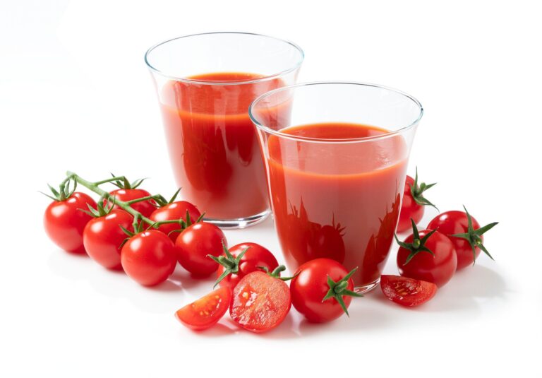 【管理栄養士監修】気になる「トマトジュース」のカロリーや炭水化物量とは？飲む際に押さえるべきポイントを紹介