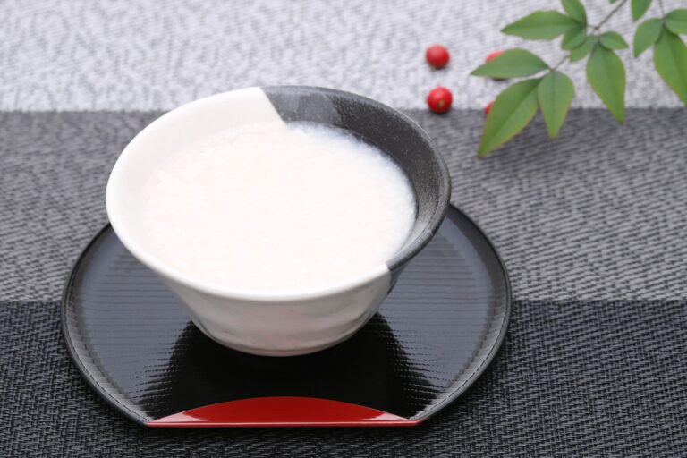 【管理栄養士監修】気になる「甘酒」のカロリーや炭水化物量とは？飲む際に押さえるべきポイントを紹介