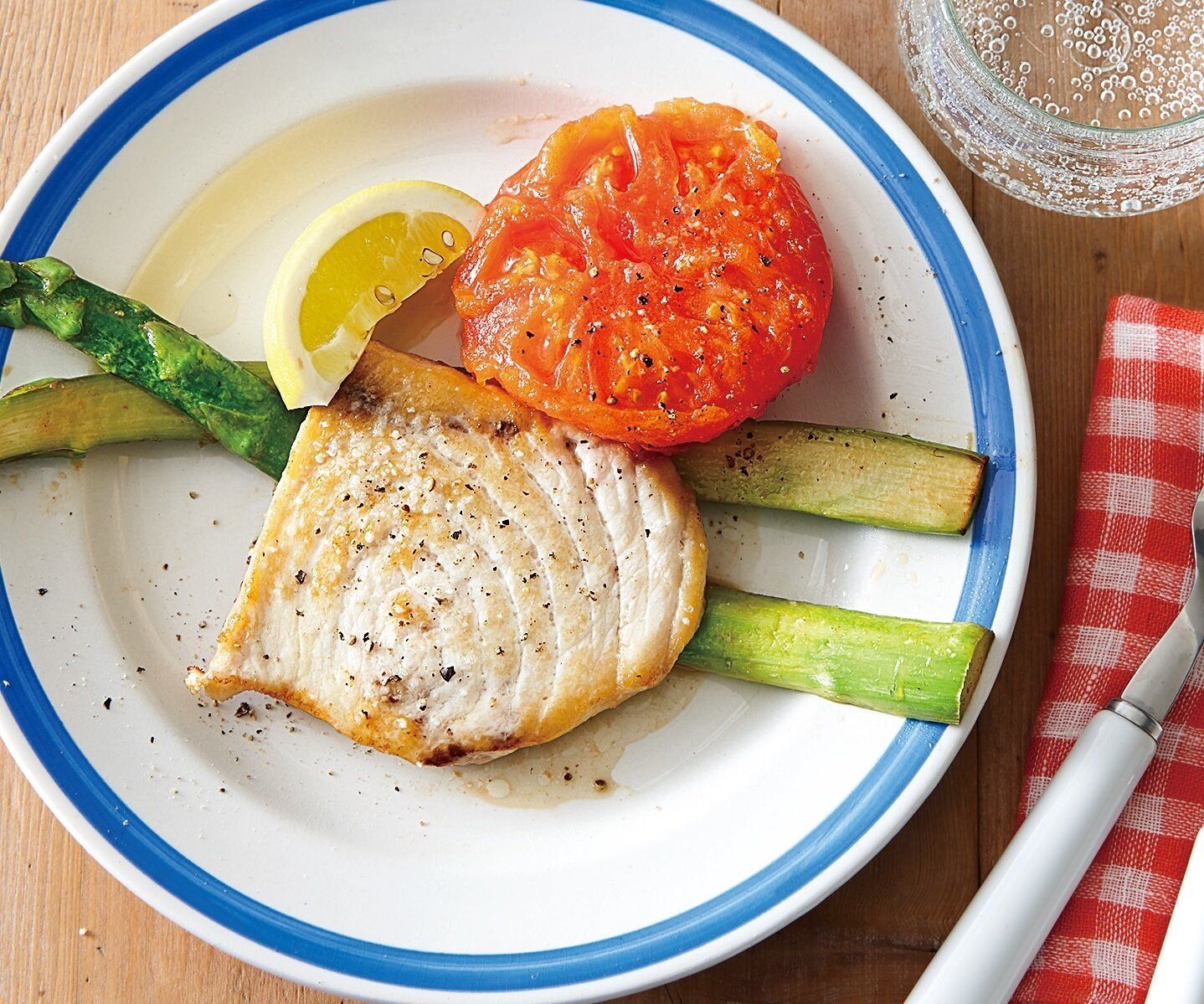 魚も彩りのよい華やかな一皿に！めかじきとトマトのソテー