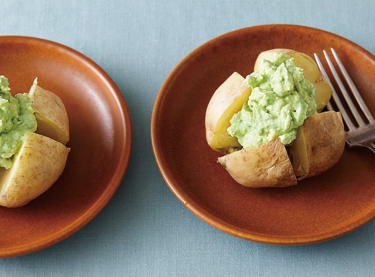 レンチンポテトが気のきいた一品に！じゃがいものアボカドマヨのせ