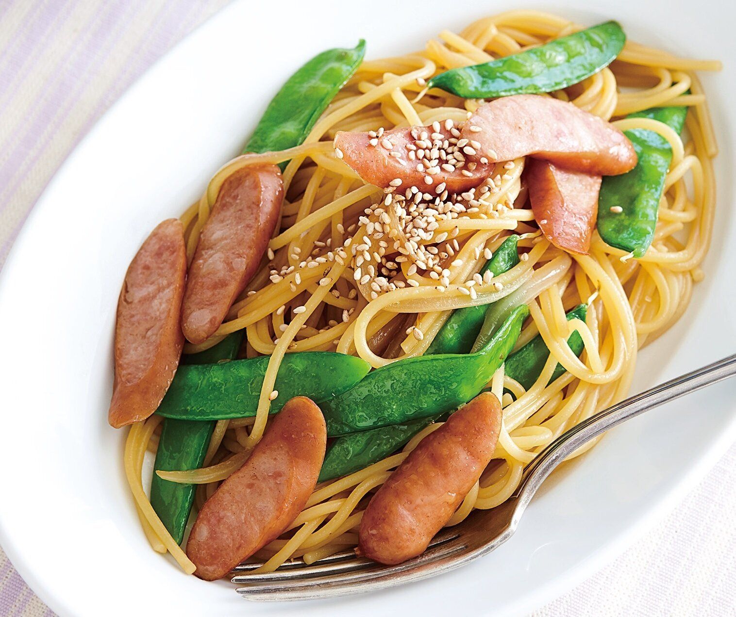 ほっとする懐かしい味♪ソーセージときぬさやのバターじょうゆパスタ