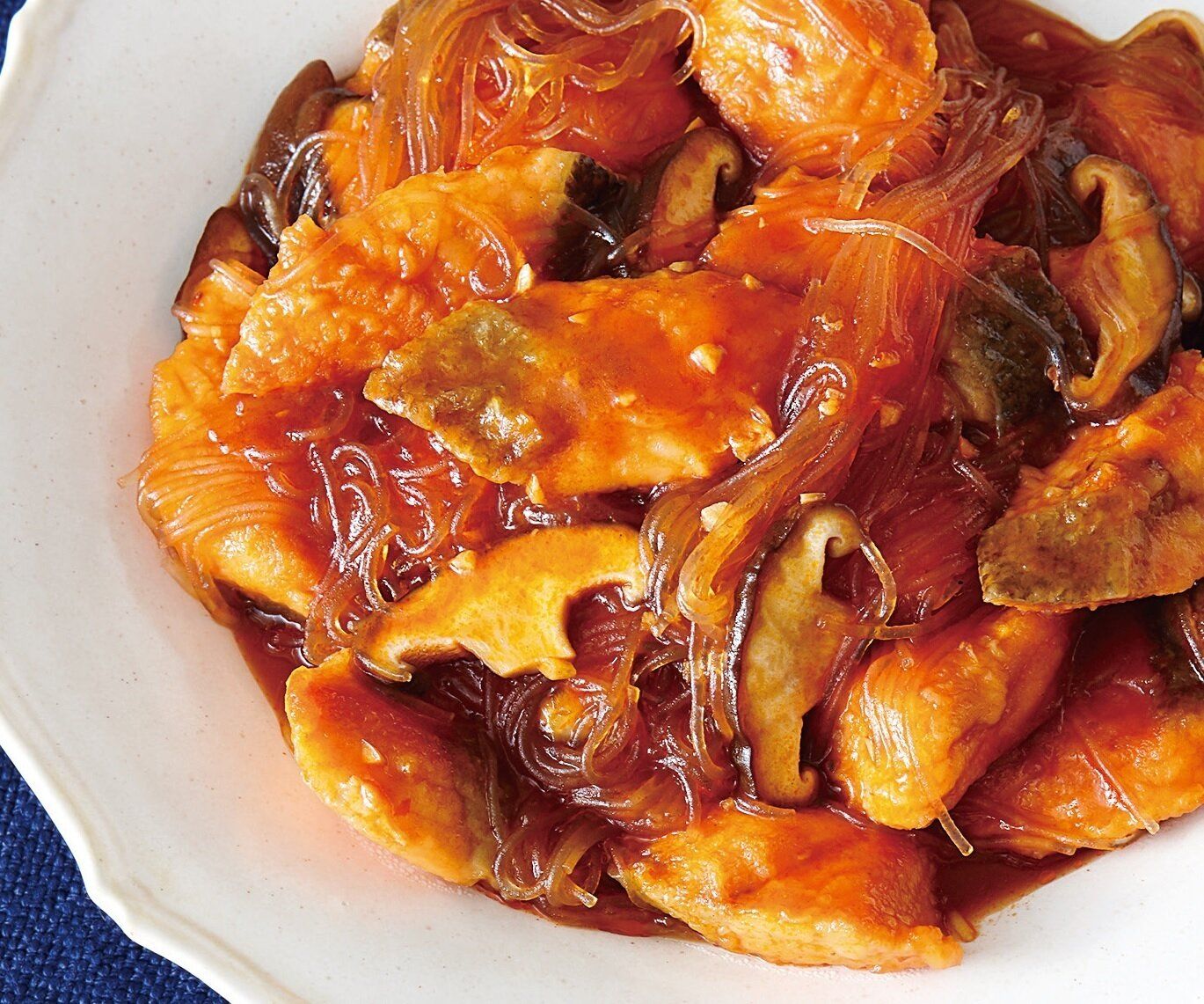 甘酸っぱいケチャップベースの味つけでご飯も進む！鮭春雨チリソース