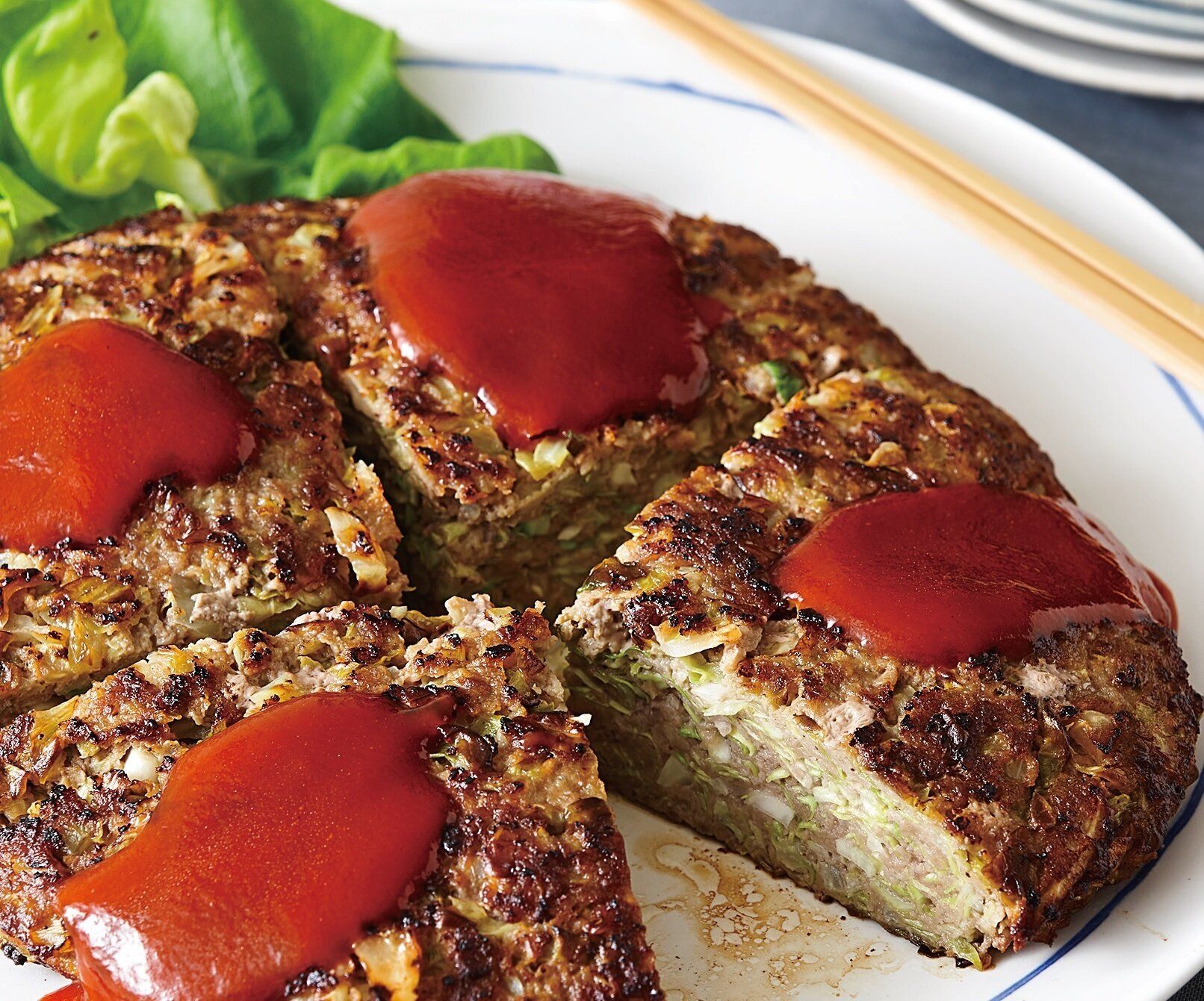 ふんわりジューシーで軽いから毎週食べたくなる味！ビッグキャベツバーグ