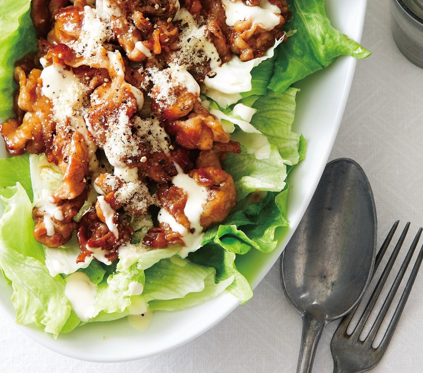 マヨネーズソースとレタスをからめて！甘辛豚のシーザーサラダ風