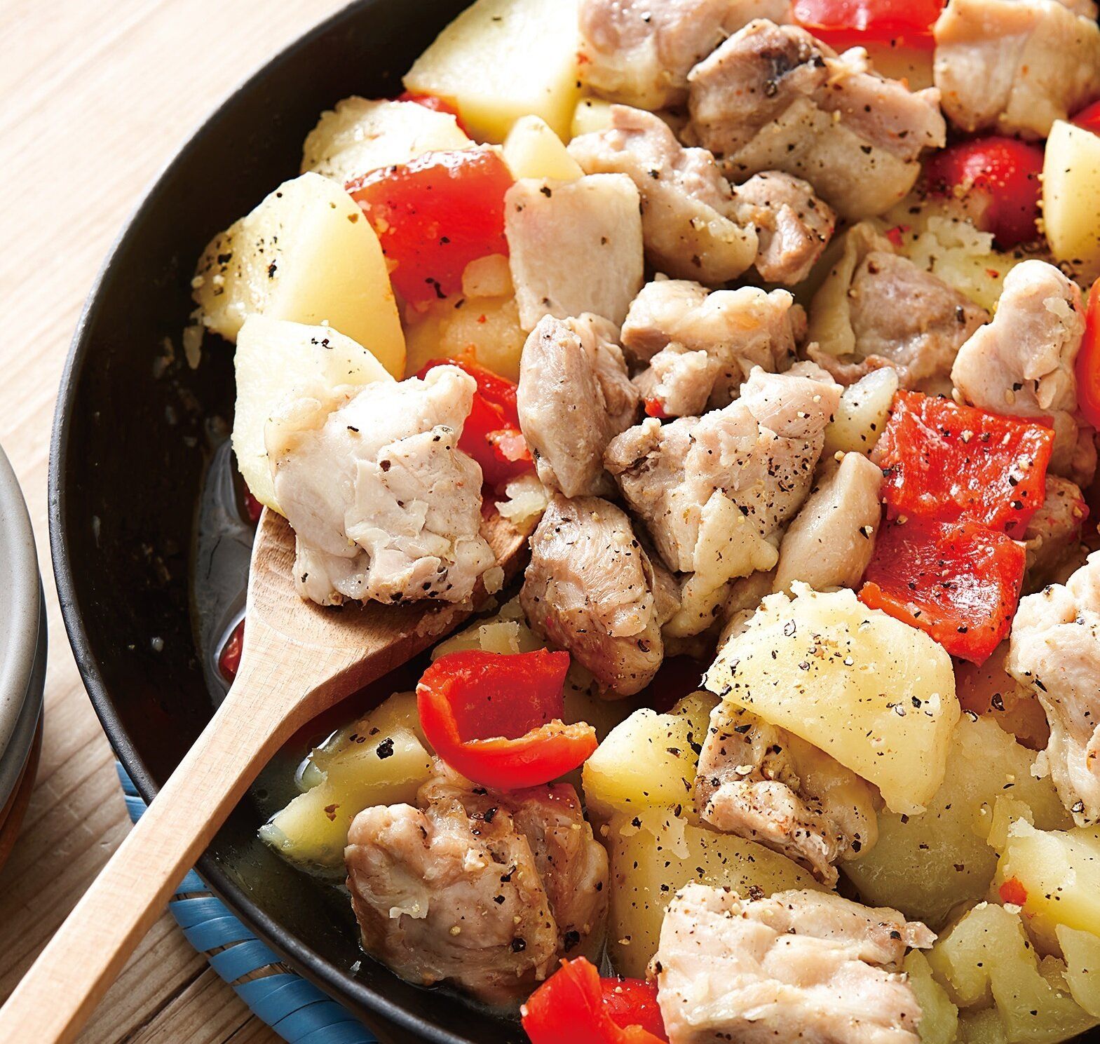 じゃがいもがほくほくでおいしい！チキンとポテトのタジン風