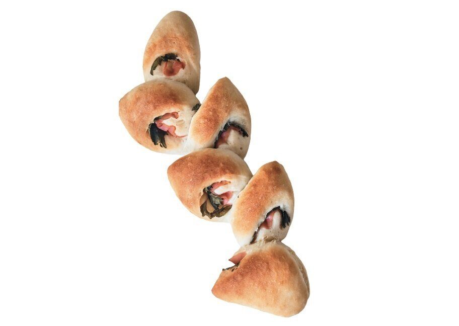 もっちりした食感に生ハムの塩けが合う～！生ハムと青じそのエピ