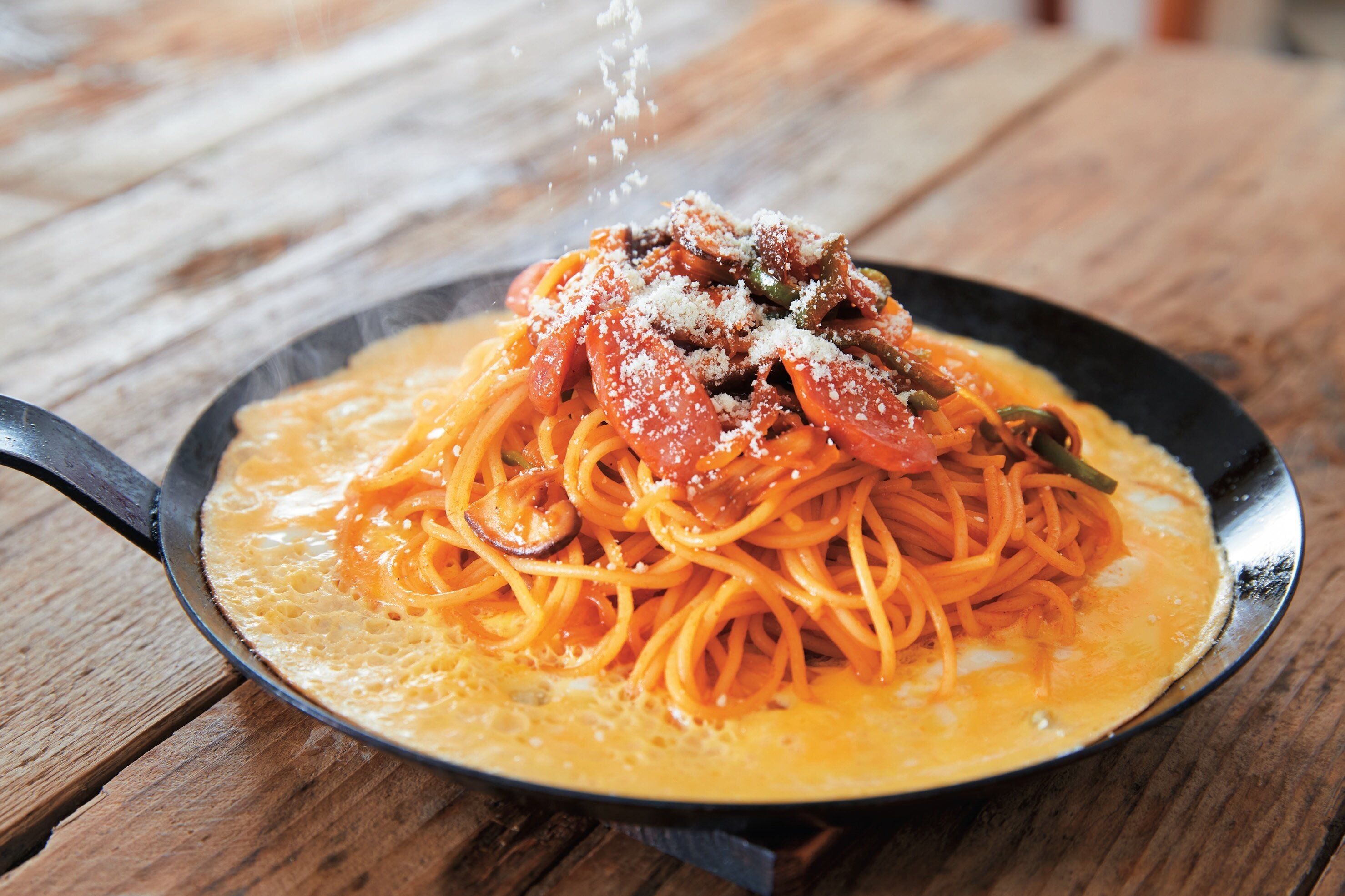 フライパンごと出して、喫茶店のランチ気分♪マウンテンナポリタン