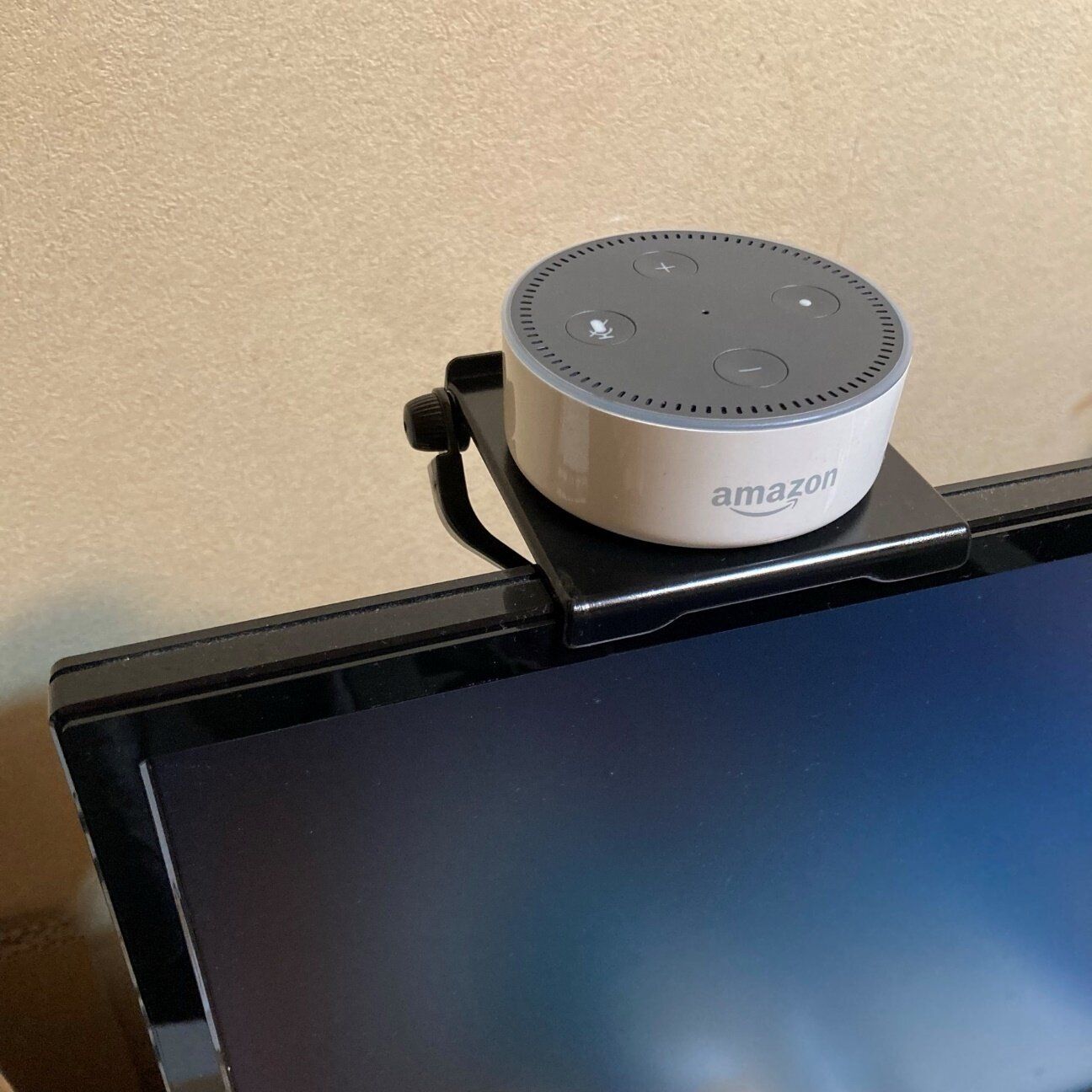 薄型テレビやモニターの空きスペースを有効利用。ダイソー「モニター用小物テーブル」が地味ながらいい活躍をしてくれる